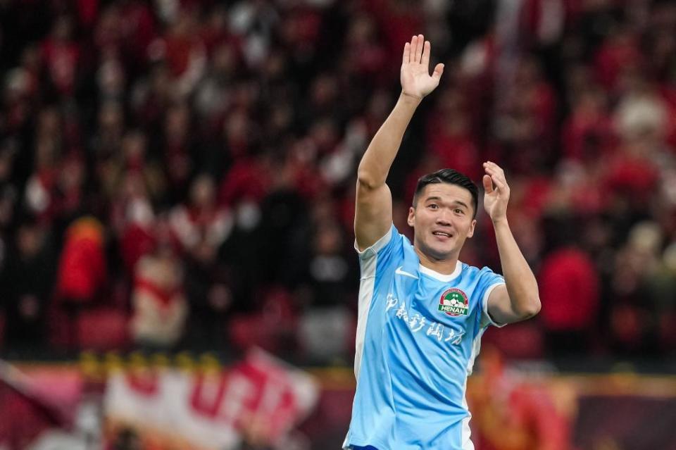 kaiyun-10分钟三失良机！钟义浩离谱射门，姆布拉中柱，古斯塔沃险受伤